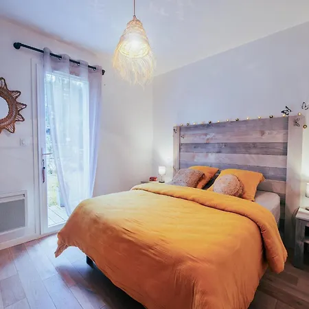 펜션 Detached With Private Garden